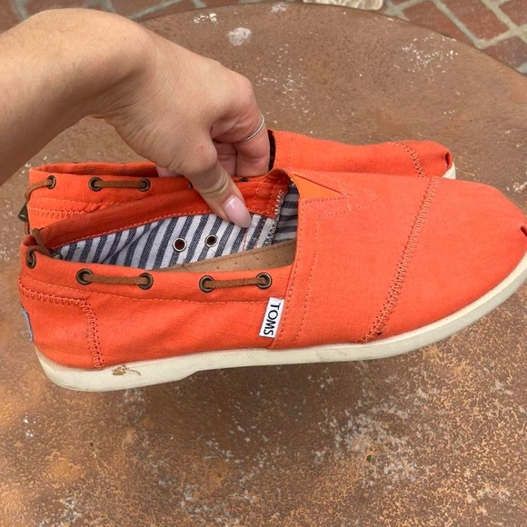 Orange TOMS slip-on shoes men’s size 8 - Picture 3 of 5
